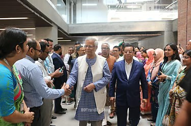 দেড় বছর পর পুরোনো ঠিকানায় ড. ইউনূস: পেলেন উষ্ণ অভ্যর্থনা